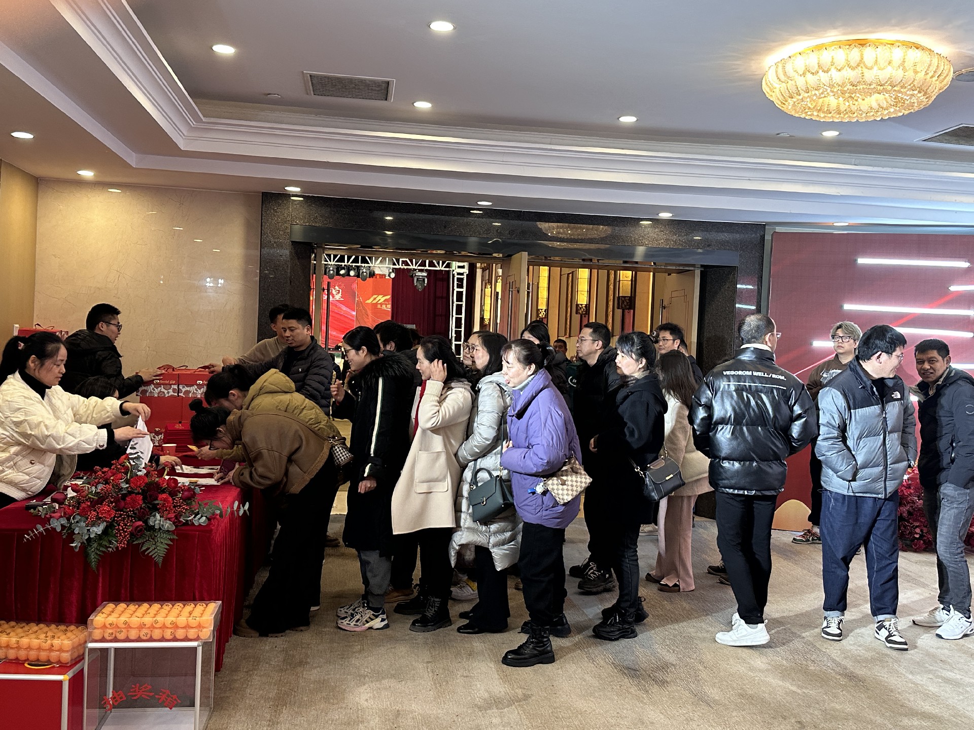 大批員工簽到領(lǐng)伴手禮.jpg